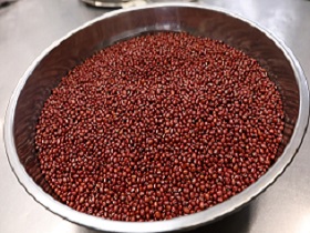 1.北海道産小豆を一晩水につけておきます。