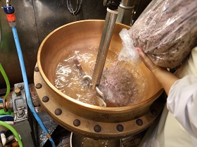 1.大きな銅釜に、砂糖・水に大手亡で作った生餡を加えて、蒸気で約2時間練り上げます。