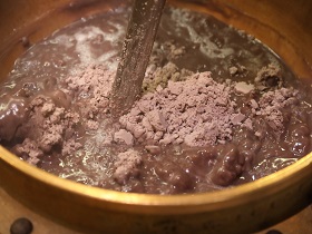 1.大きな銅釜に、砂糖・水に大手亡で作った生餡を加えて、蒸気で約2時間練り上げます。
