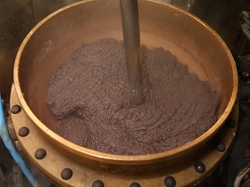 1.大きな銅釜に、砂糖・水に大手亡で作った生餡を加えて、蒸気で約2時間練り上げます。